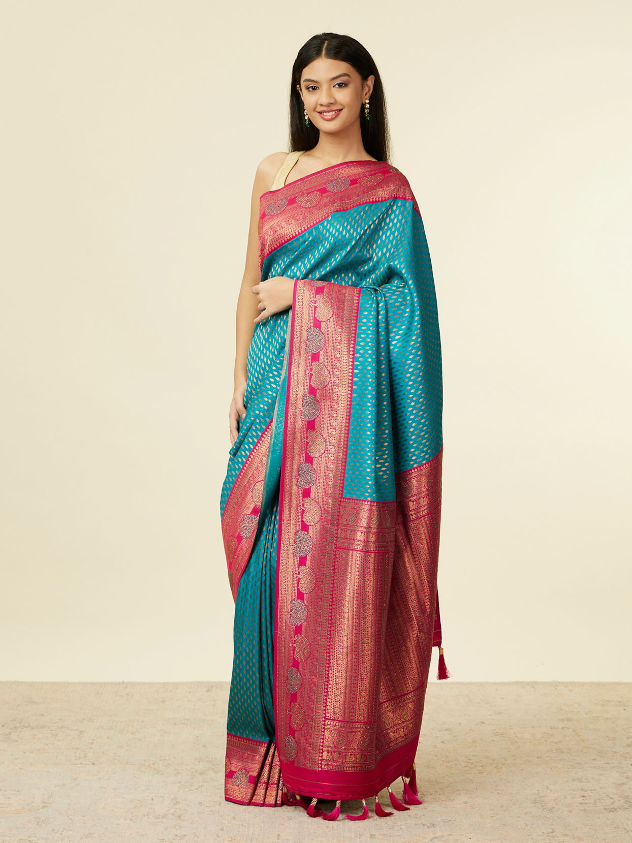 alt message - Mohey Women Rama Green Buta Patterned Saree with Floral Leaf Border image number 3